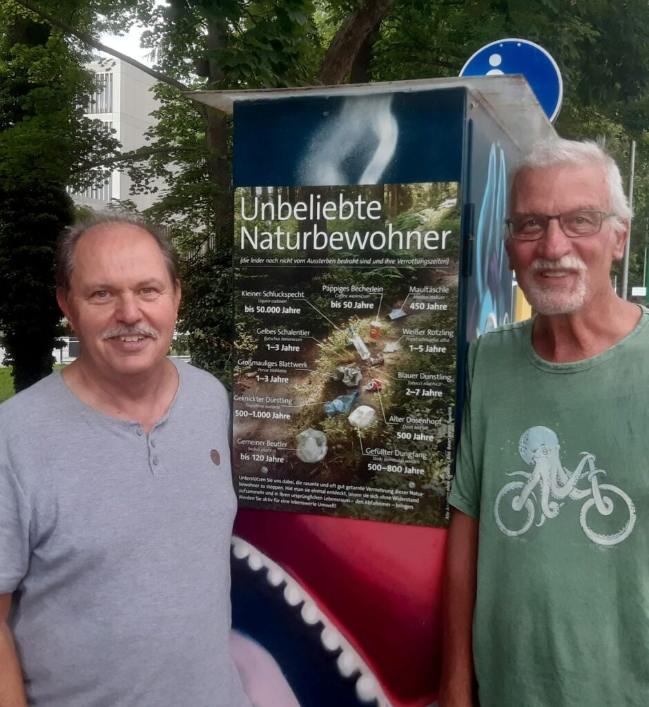 Das Plakat „Unbeliebte Naturbewohner“ wurde von Hermann Meyer und Franz Wilhelm, zwei Mitgliedern des Team AGENDA 21, am offenen Bücherschrank in Lohhof angebracht.